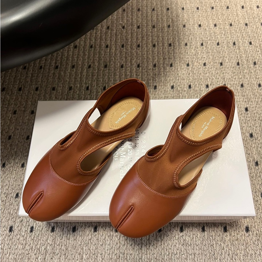 Maison Martin Margiela Women's Brown Slip-On Split-Toe Ballet Flats - Picture 2 of 8